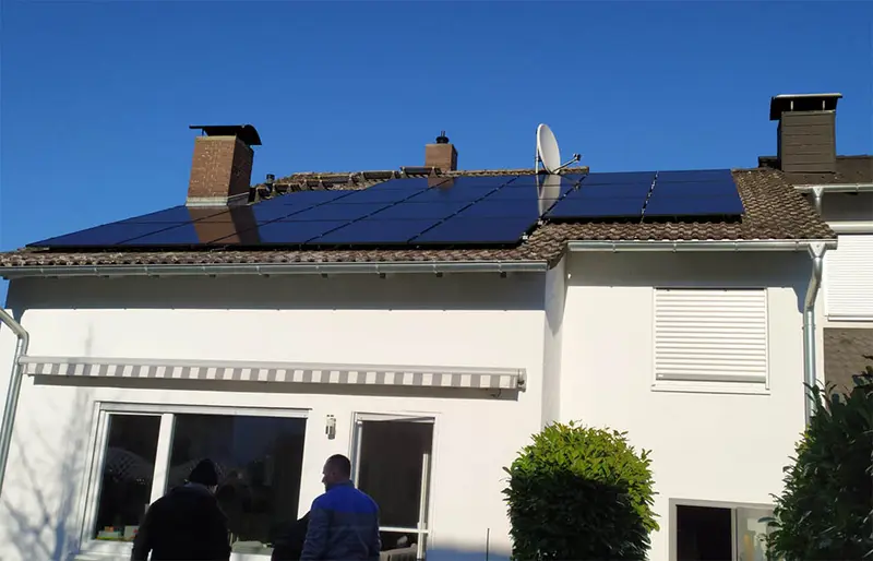 Photovoltaikanlage auf einem Wohnhaus in Wiesbaden-Delkenheim