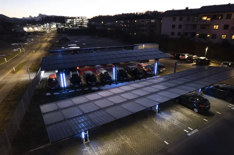 Voltwing Solar-Carports mit Beleuchtung am Abend