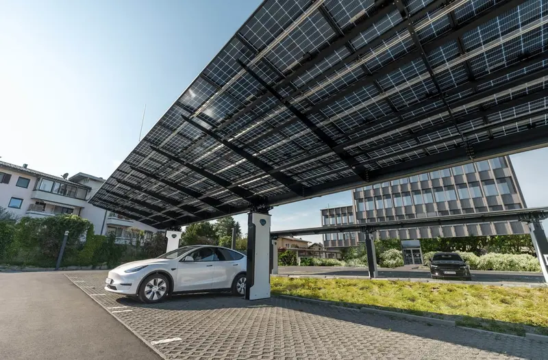 Voltwing Solar-Carport mit Fahrzeug